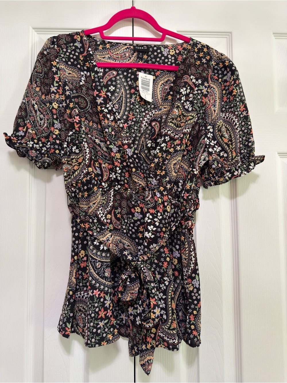 TORRID - Size 0X, Black paisley floral surplice puff sleeve blouse babydoll top